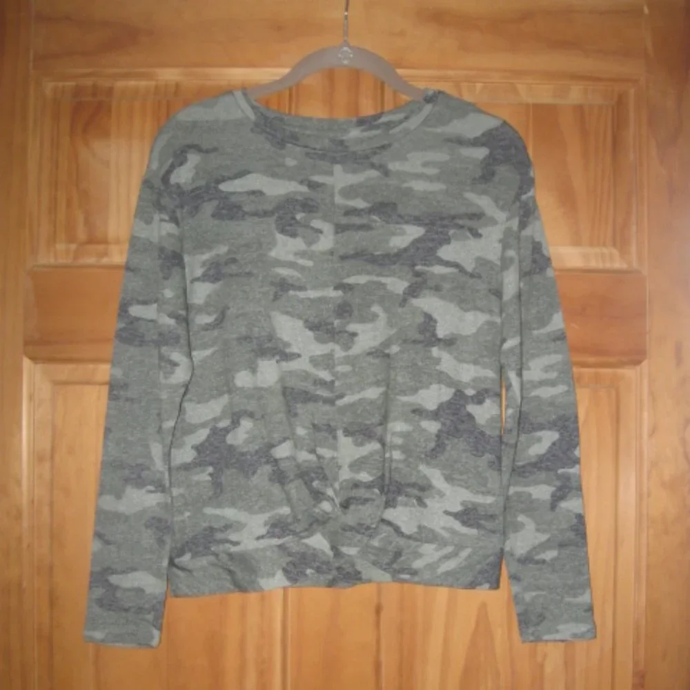 5/$30 Girls Gap Kids Long Sleeve Green Camo Shirt
